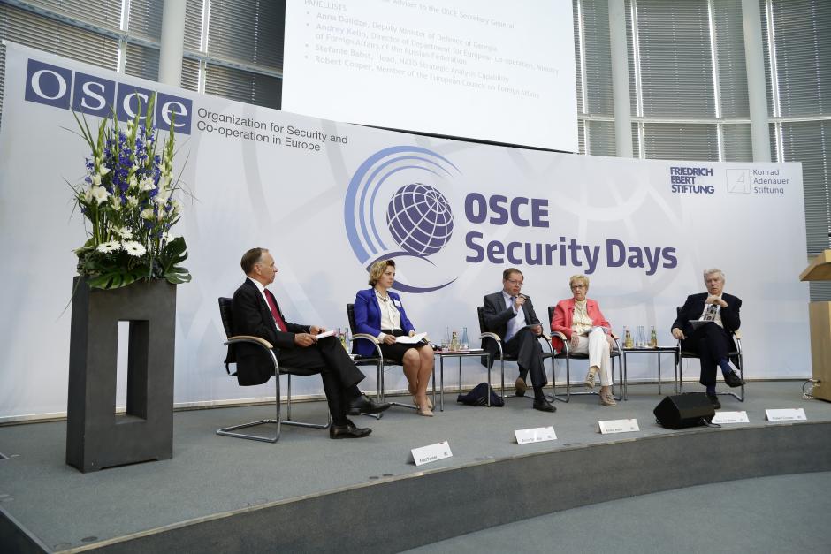 Un panel de debate de una Jornada de Seguridad sobre el modo de restablecer la estabilidad y la previsibilidad en el ámbito político-militar, Berlín, 24 de junio de 2016.